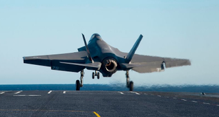 Illustration for article titled Espectaculares imágenes del F-35C en pruebas sobre un portaaviones